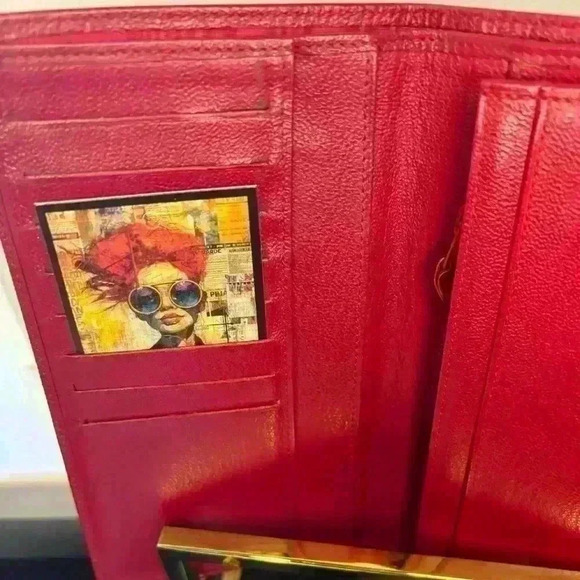 Gorgeous Chanel red leather bi fold wallet. Condition is rare, comes with box - Picture 3 of 12
